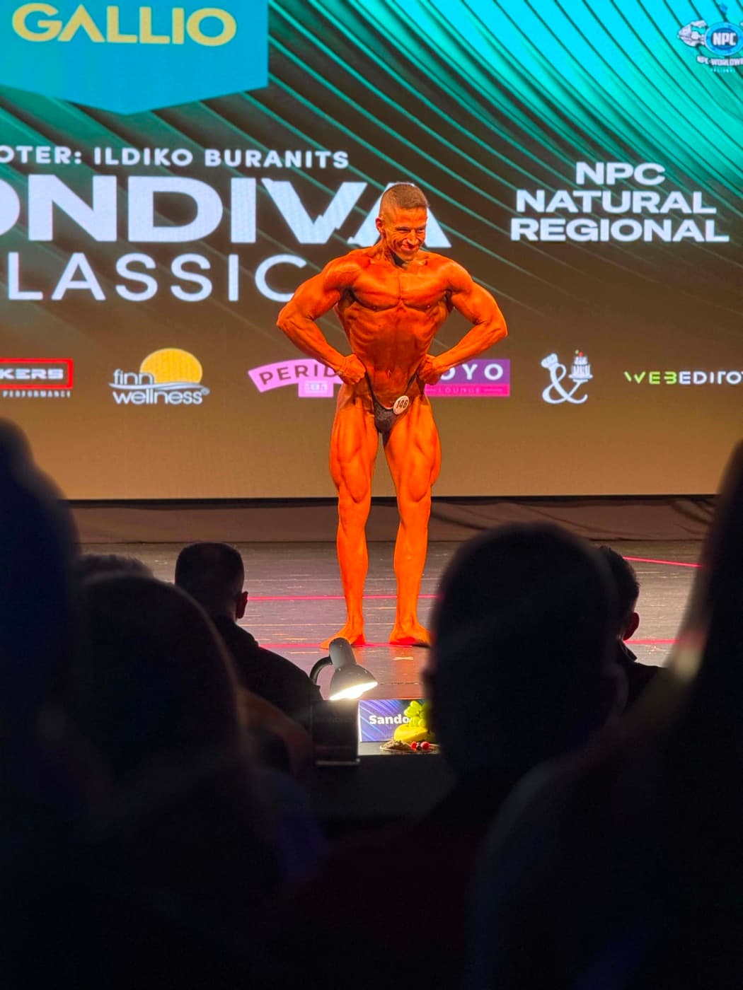 Komár Dénes naturál testépítő színpadon